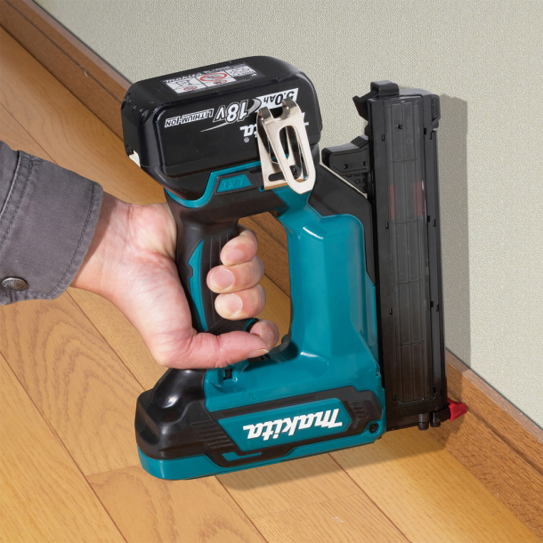 Makita DFN350 18V akumulatora apdares naglotājs (15-35mm;  1.2mm / 18ga; 0°; bez akumulatora) (4)